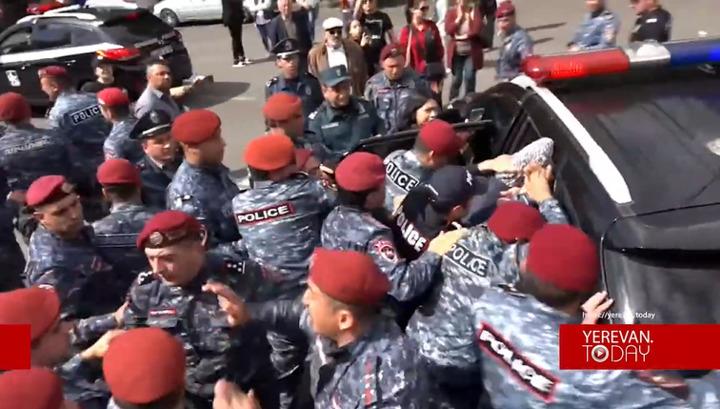 Բիրտ ուժ գործադրելով՝ բերման ենթարկող ոստիկանները․ օրվա տեսանյութը