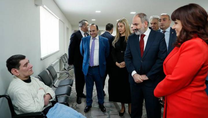 Մինչ Փաշինյանի ժամանելը անվտանգությունը ներխուժել է ծերանոցին հարակից տները․ Hraparak.am