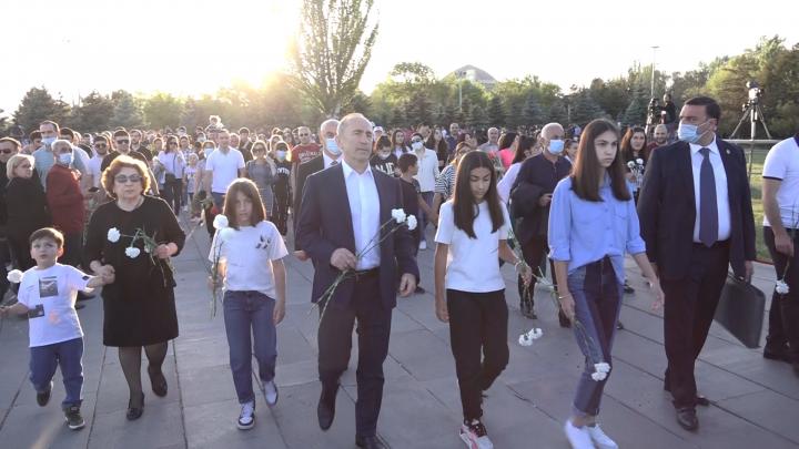 Ռոբերտ Քոչարյանը հարգանքի տուրք մատուցեց Հայոց ցեղասպանության զոհերի հիշատակին