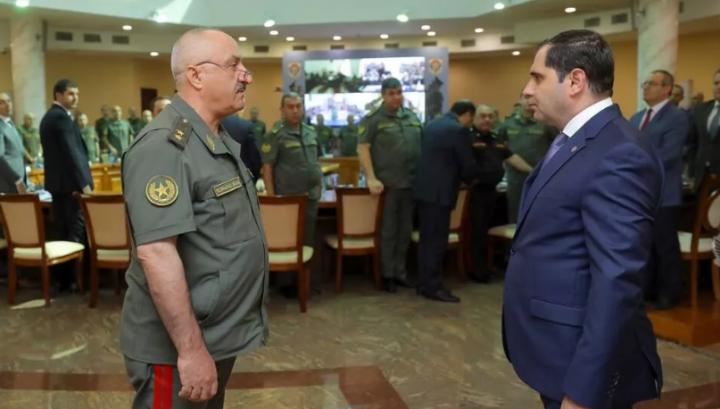 Պապիկյանը ՀՀ ՊՆ-ում քննարկել է սմարթֆոնների արգելքի ու ավտովթարների կանխման հարցերը