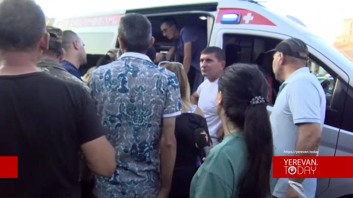 Ոստիկանության՝ քաղաքացիների նկատմամբ ուժ կիրառելուց հետո բժիշկներն օգնություն են ցուցաբերում