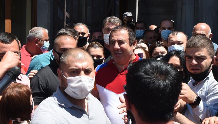 Անբարոյականի տղա լինեմ, թե հետ կանգնեմ․ Ծառուկյանը գնաց ԱԱԾ՝ հարցաքննության