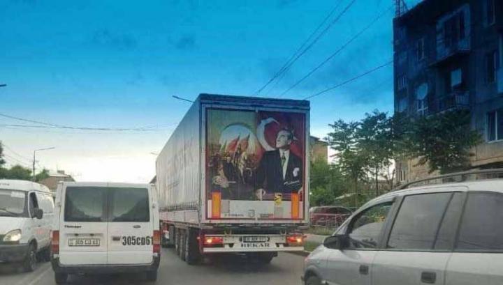 Աթաթուրքի նկարով թուրքական բեռնատարը՝ Երևանում․ հայ հանրությունը վրդովված է