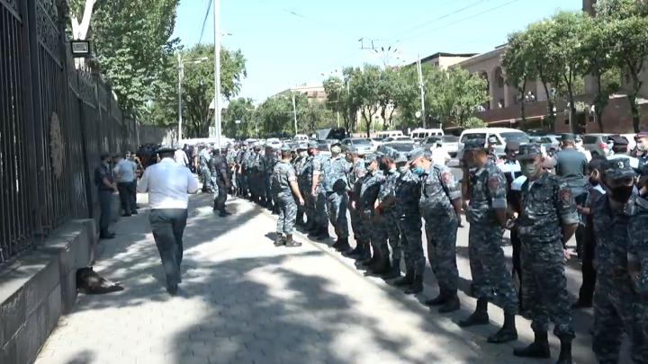 Բազմաթիվ ոստիկաններ՝ ԱԺ դիմաց․ ուղիղ