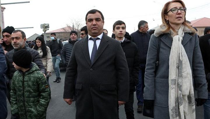 Ոստիկանությունը թույլ է տվել Վոլոդյա Գրիգորյանին մտնել Փարաքարի համայնքապետարան