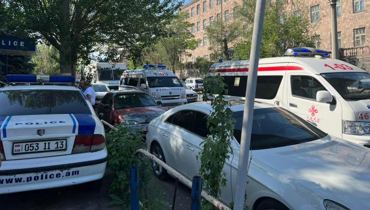 Ոստիկանության Էրեբունու բաժին շտապ օգնության մեքենաներ են եկել