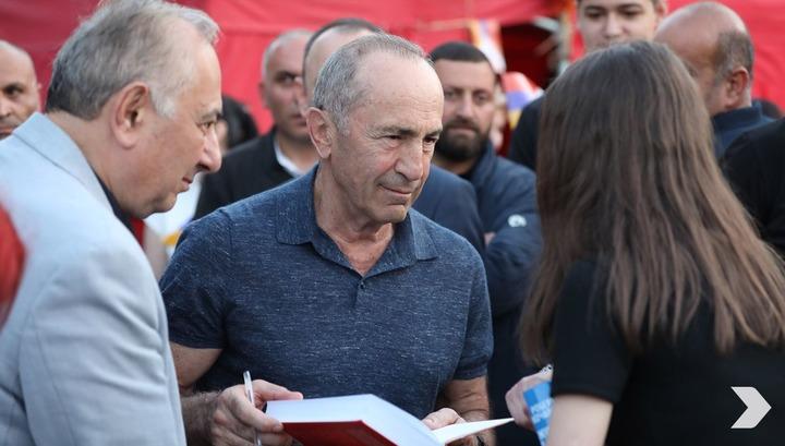 Ռոբերտ Քոչարյանը մասնակցում է «Դիմադրության» շարժման հանրահավաքին