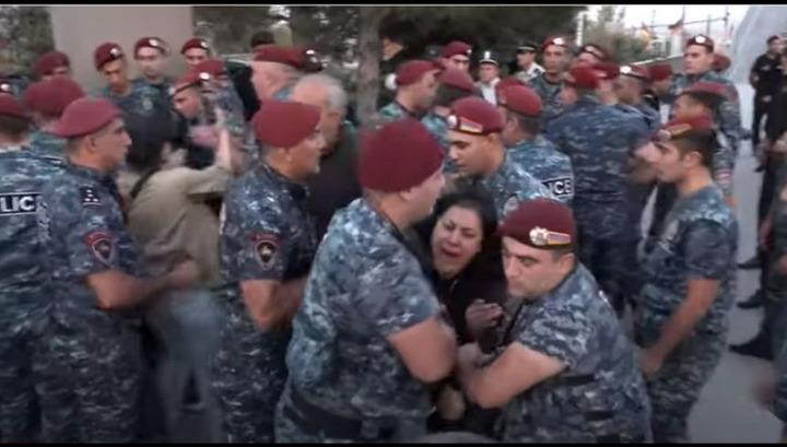 Նայե՛ք այս կադրերն ու հասկացեք՝ ինչի ե՞ն այս անաստվածները ավելի շատ աշխատավարձ ստանում, քան մեր զինծառայողները․ պատգամավոր