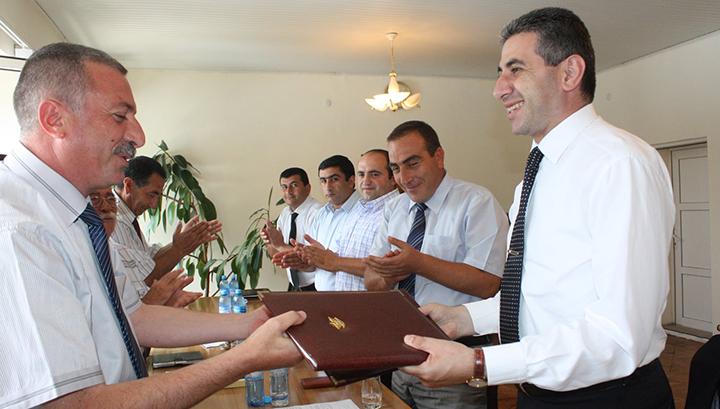 Ձրիակեր դավաճաններ։ Դուք հայրենիքի գող եք։ Դուք գողացել եք մեր հայրենիքը. Էդգար Ղազարյան