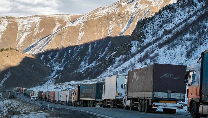 Լարսում կանգառած շուտ փչացող ապրանքներով բեռնատարների հարցը համատեղ քննարկվում է. ՊԵԿ