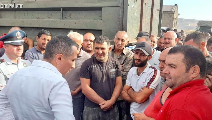 Սյունիքի մարզպետը հանդիպել է Սիսիանի ճանապարհը փակած բեռնատարների վարորդներին