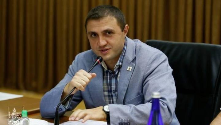 «Իմ քայլի» ավագանու անդամն իրեն բուժող բժիշկների համար շնորհակալագիր է «վիզ դրել»․ «Իրավունք»