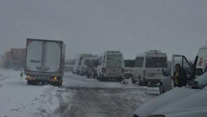 Կապան-Տաթև ավտոճանապարհին մերկասառույցի պատճառով բեռնատարներ են արգելափակվել