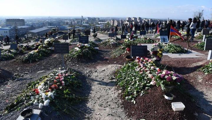 Եռաբլուրում նոր փոսեր են փորելուց եղել, երբ հարցրել են, թե արդյո՞ք նոր զոհեր ունենք, փորողները պատասխանել են` դե չէ, «նավսյակի» ենք փորում․ օգտատեր