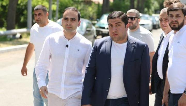 Փաշինյանն Ավինյանի վախն է բռնում․  «Հրապարակ»